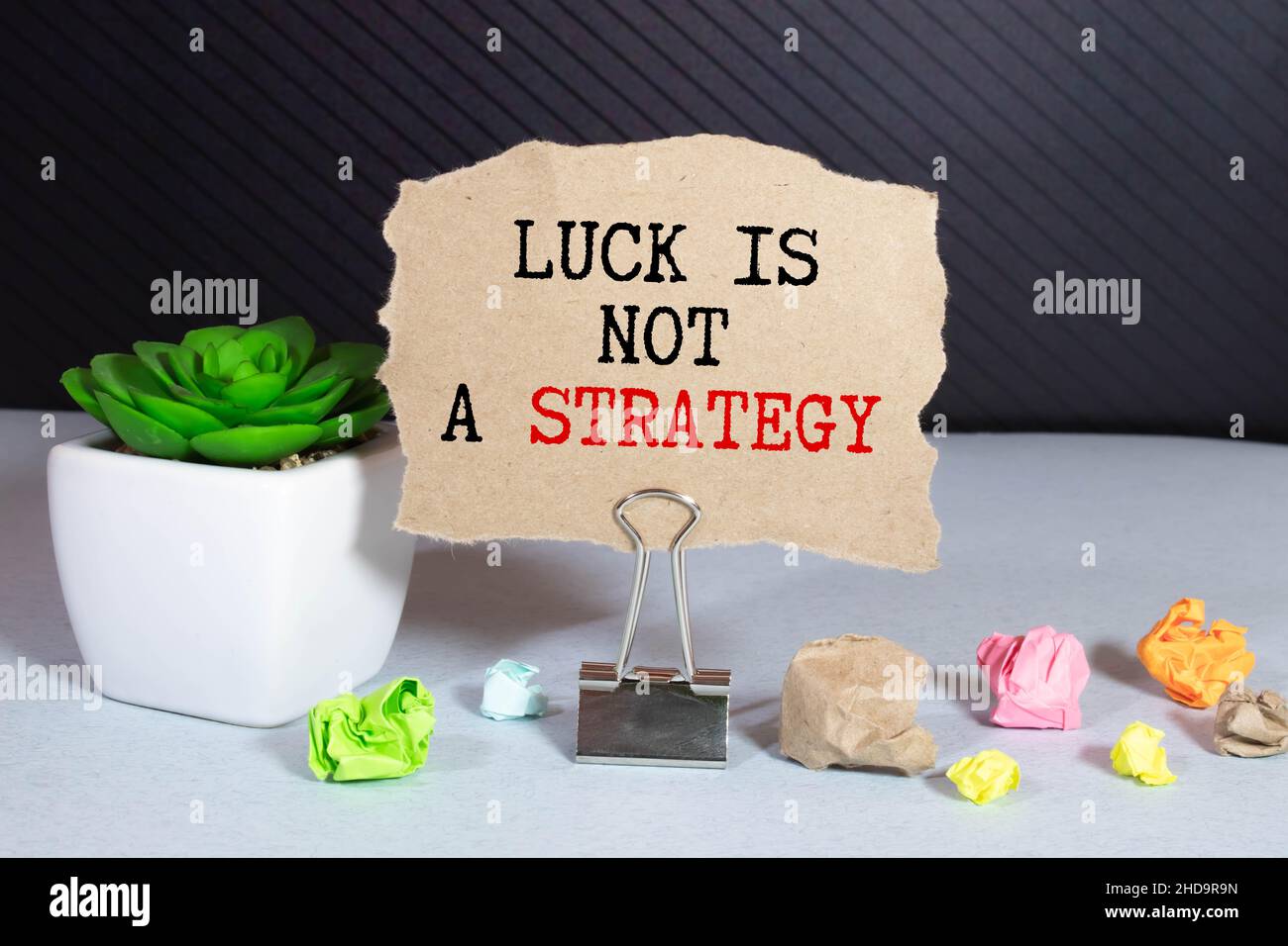 La fortuna non è un testo di strategia su un notebook sulla scrivania dell'ufficio Foto Stock
