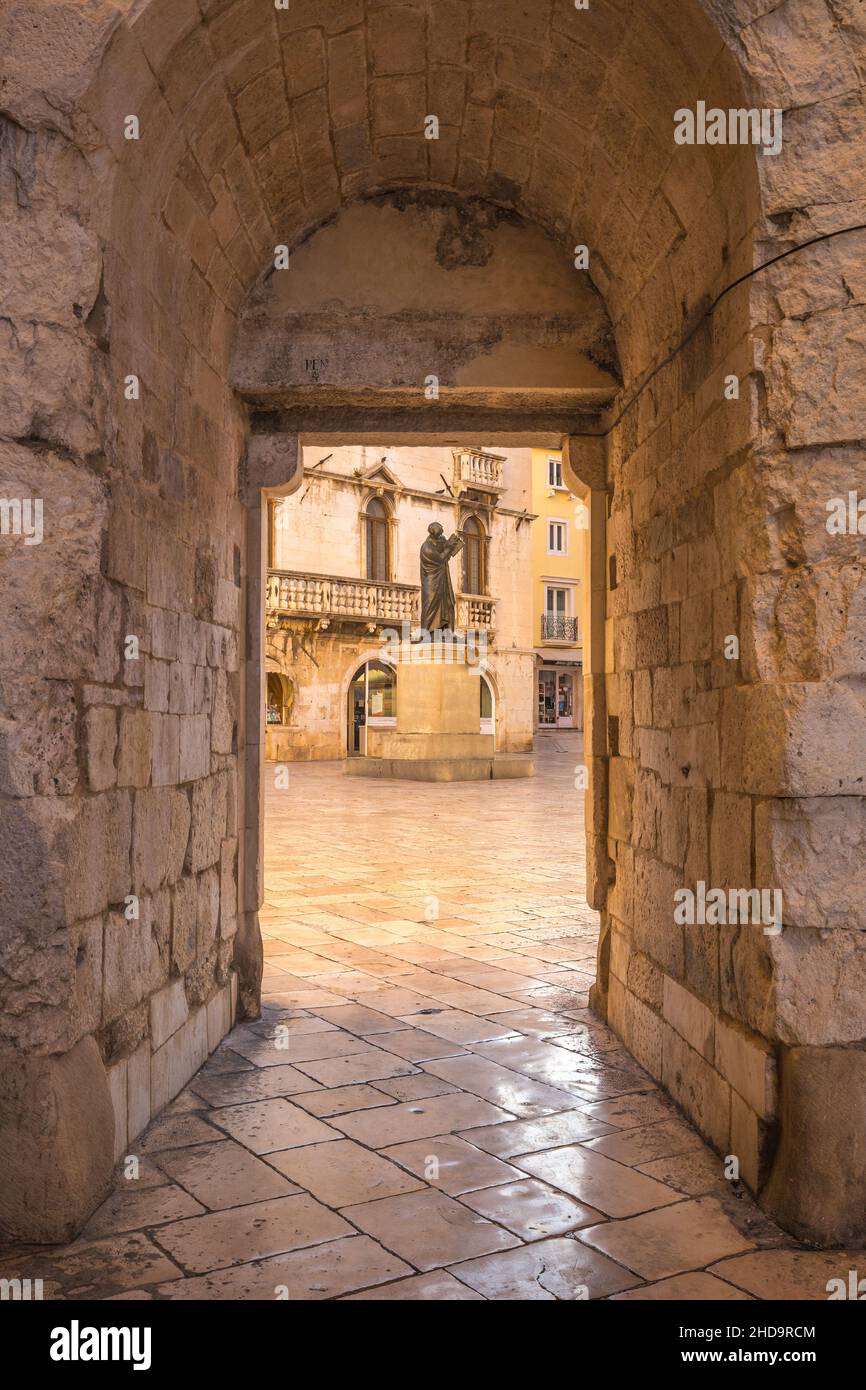 Passaggio di pietra alla Piazza della frutta nella città vecchia di Spalato, Croazia, Europa. Foto Stock