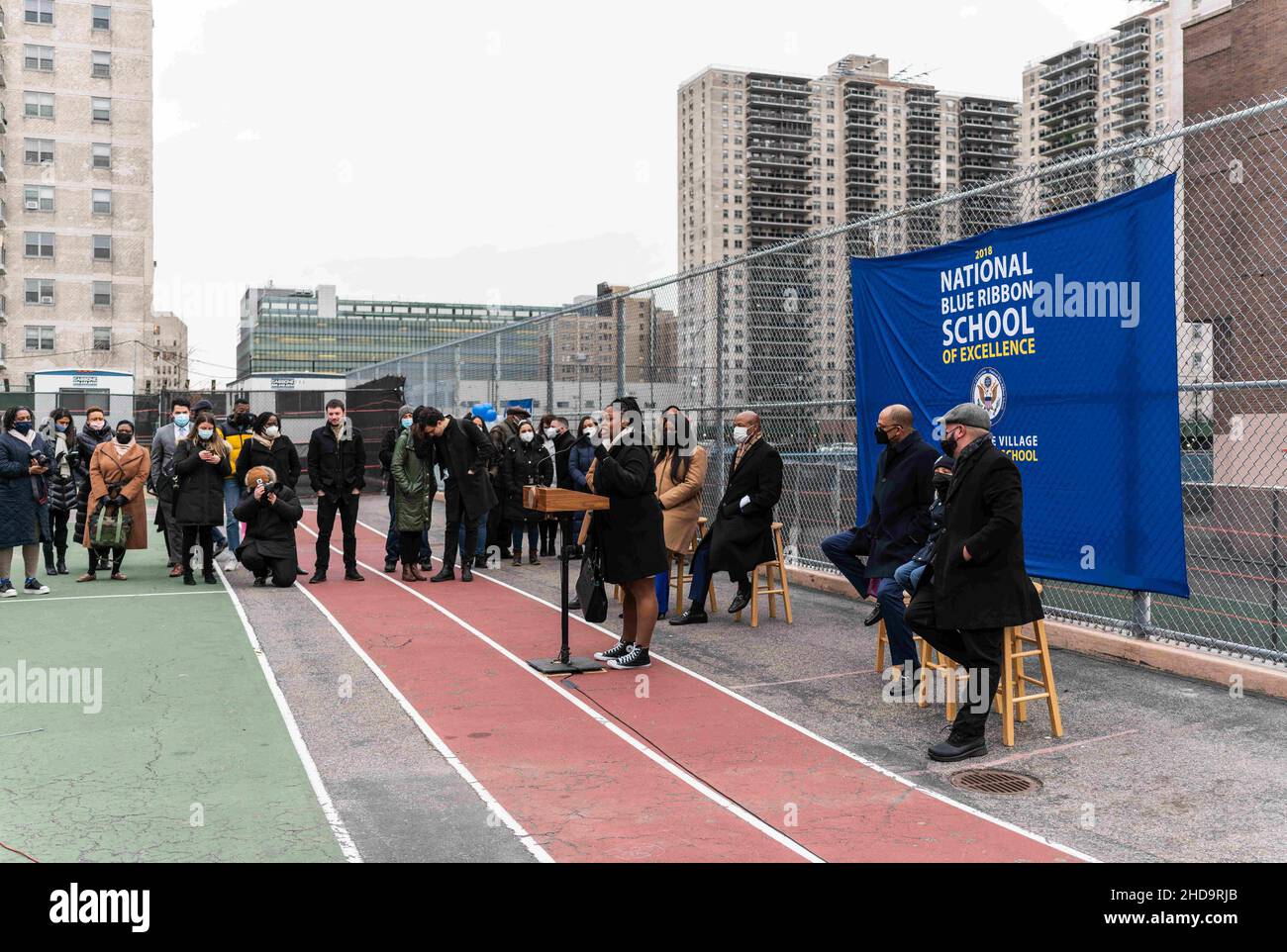 Bronx, New York, Stati Uniti. 3rd Jan 2022. Il sindaco di NYC Eric Adams, il Cancelliere delle Scuole David Banks e altri funzionari locali hanno accolto gli studenti di nuovo a scuola alla Scuola elementare di Concourse Village nel Bronx. Eric Adams ha anche informato i media sui mandati di Covid-19 per tutte le scuole cittadine. (Credit Image: © Steve Sanchez/Pacific Press via ZUMA Press Wire) Foto Stock