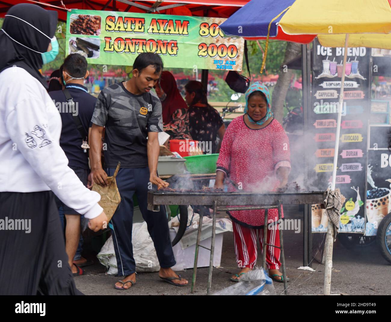 Il venditore di cibo indonesiano e bevande presso la corte alimentare su Simpang Lima Gumul auto-free giorno Foto Stock