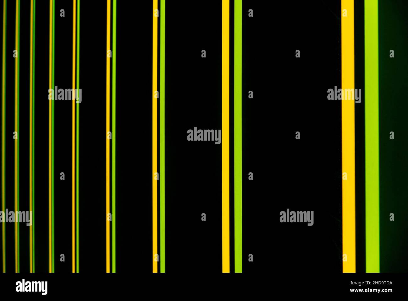 uno sfondo nero con rendering 3d strisce parallele e verticali al neon verde e giallo Foto Stock