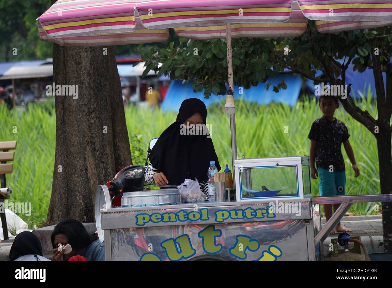 Il venditore di cibo indonesiano e bevande presso la corte alimentare su Simpang Lima Gumul auto-free giorno Foto Stock