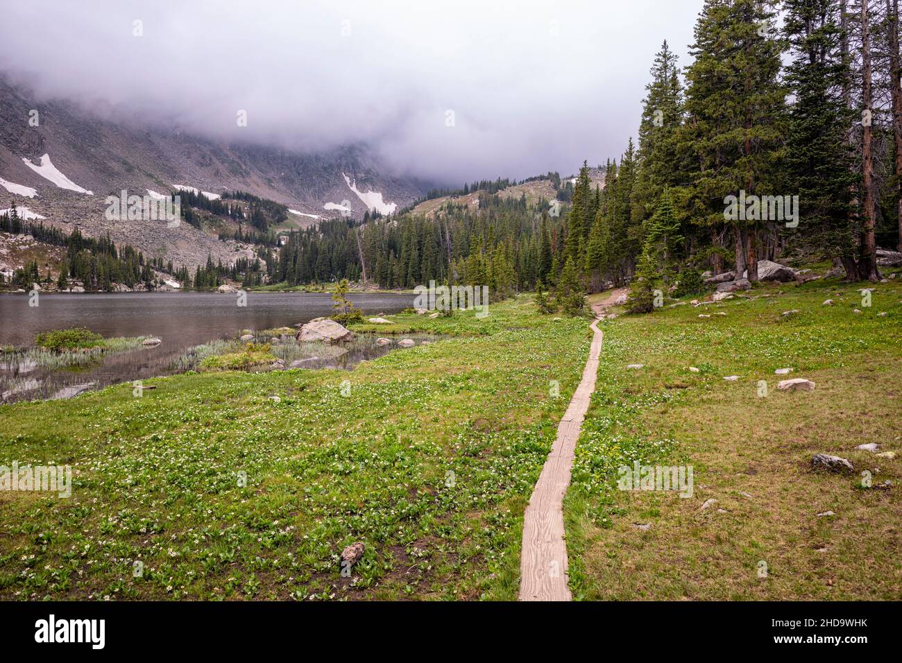 Escursioni lungo il lago Diamond nella natura indiana dei picchi, Colorado Foto Stock