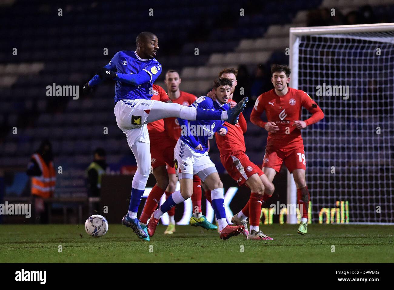 OLDHAM, UK JAN 4th Oldham Athletic's Dylan Bahamboula durante la partita del terzo turno del trofeo Papa John's tra Oldham Athletic e Wigan Athletic al Boundary Park di Oldham, martedì 4th gennaio 2022. (Credit: Eddie Garvey | MI News) Credit: MI News & Sport /Alamy Live News Foto Stock