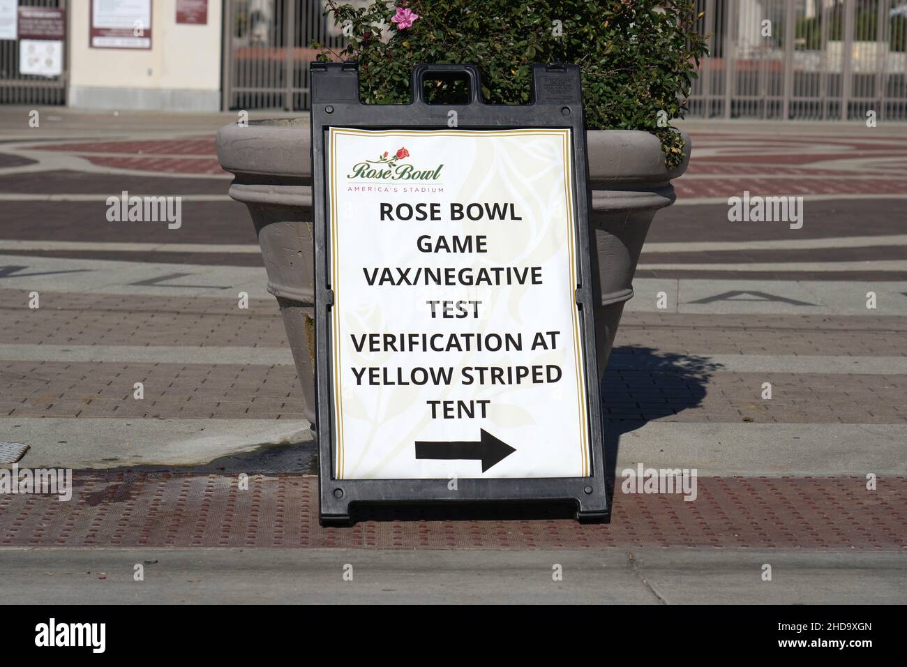 Un gioco di Rose Bowl COVID-19 vaccinazione e segno negativo di salute di prova, martedì 4 gennaio 2022, a Pasadena, California Foto Stock