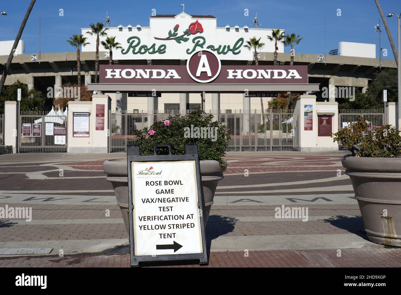 Un gioco di Rose Bowl COVID-19 vaccinazione e segno negativo di salute di prova, martedì 4 gennaio 2022, a Pasadena, California Foto Stock