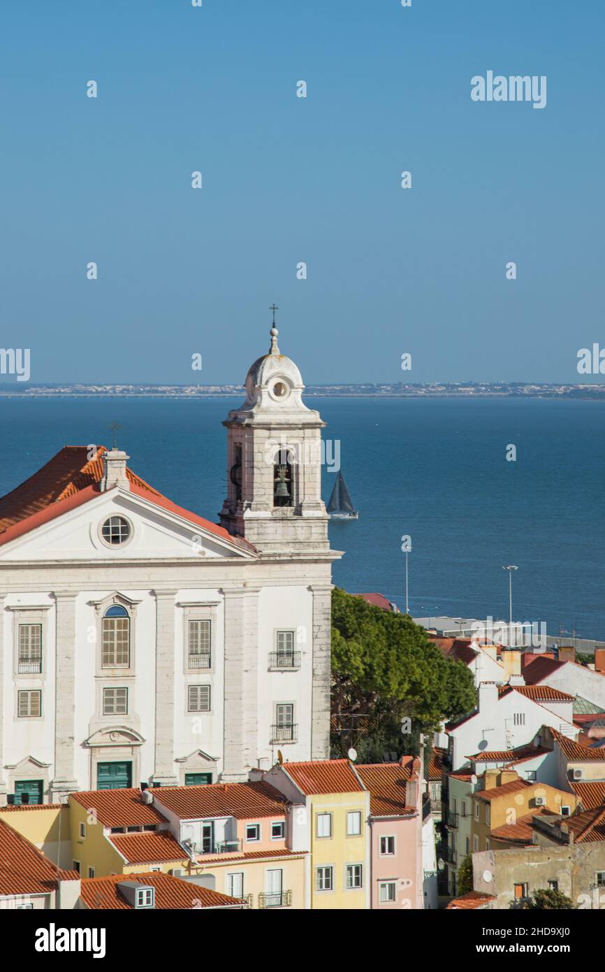Cattedrale storica da alfama e il fiume Tejo con una piccola barca a vela vista dal Castello di Saint Jorge a Lisbona Foto Stock