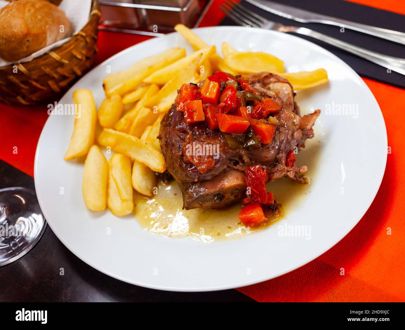 Guance di maiale brasate con patate Foto Stock