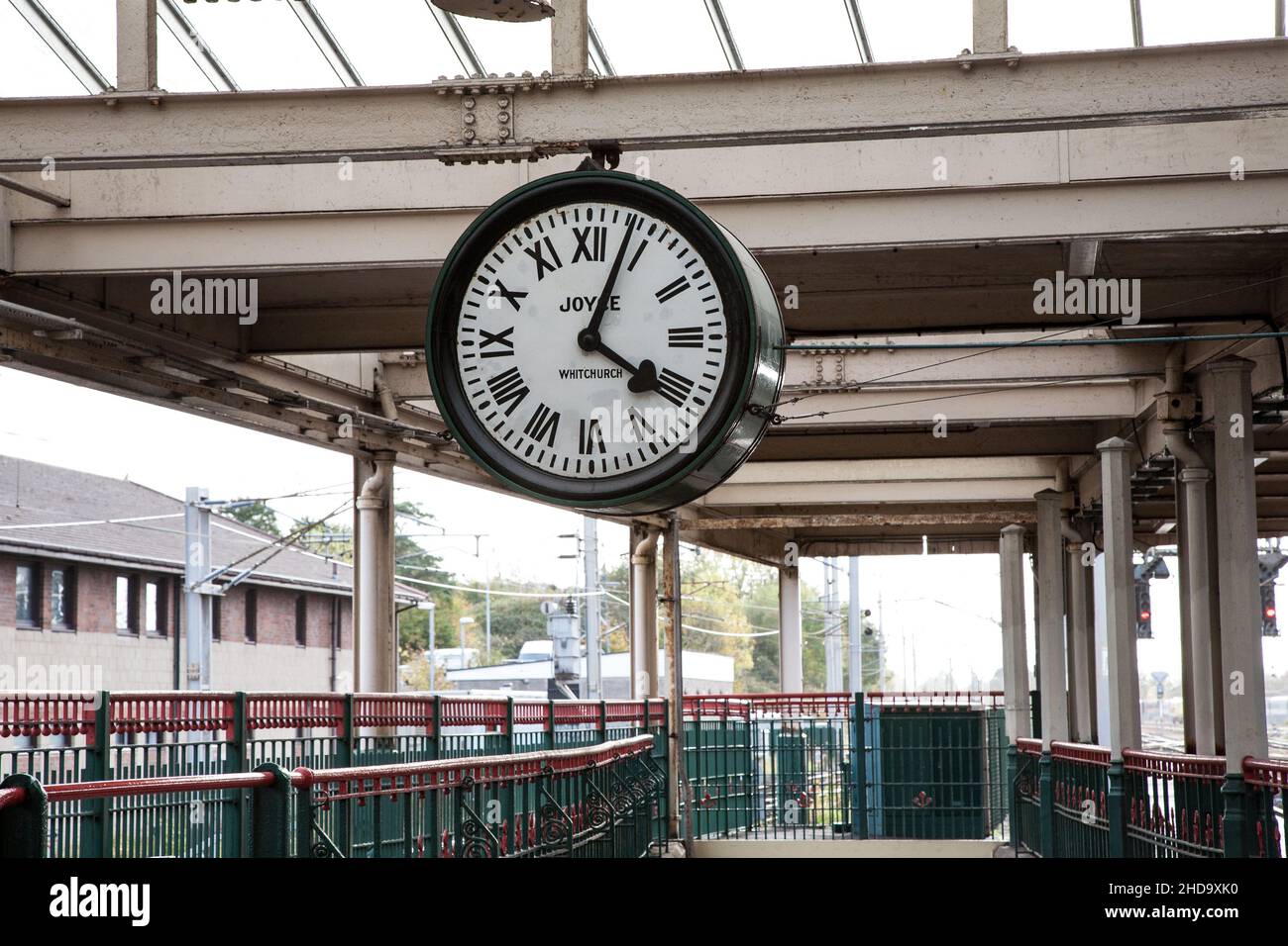 L'orologio della stazione di Carnforth dal Brief Encounter ancora in uso oggi Foto Stock
