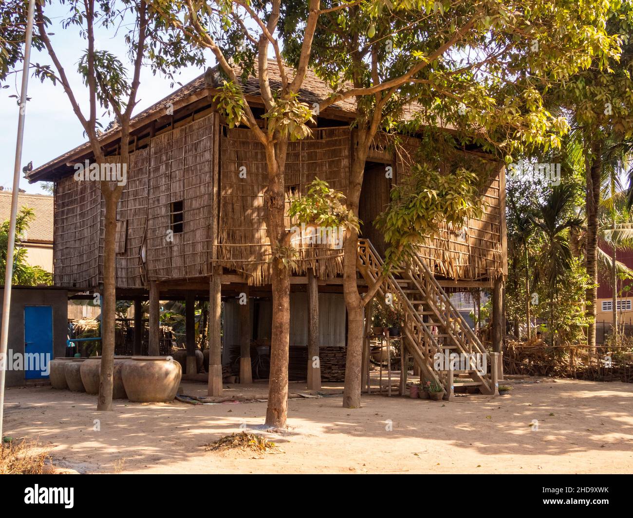 Casa tradizionale palafitte - Roka Ar, Cambogia Foto Stock