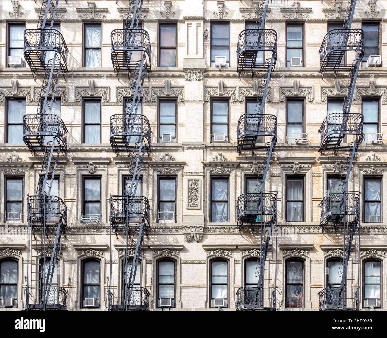 Vista esterna degli edifici storici di appartamenti nel lato inferiore est di New York City con finestre e scappate di fuoco Foto Stock