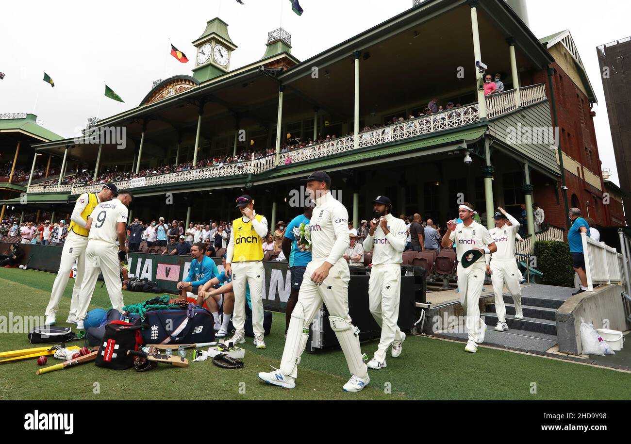 I giocatori inglesi prendono il campo durante il giorno uno del quarto test delle ceneri al Sydney Cricket Ground, Sydney. Data foto: Mercoledì 5 gennaio 2022. Foto Stock