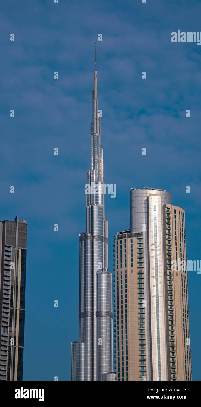Burj Khalifa che torreggia sopra altri grattacieli del quartiere commerciale di Dubai Foto Stock