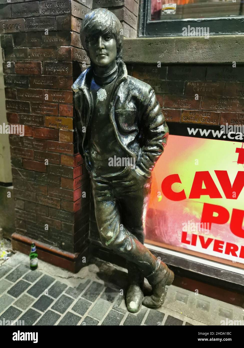 John Lennon Statua in Mathew Street vicino ad un pub in Liverpool Foto Stock