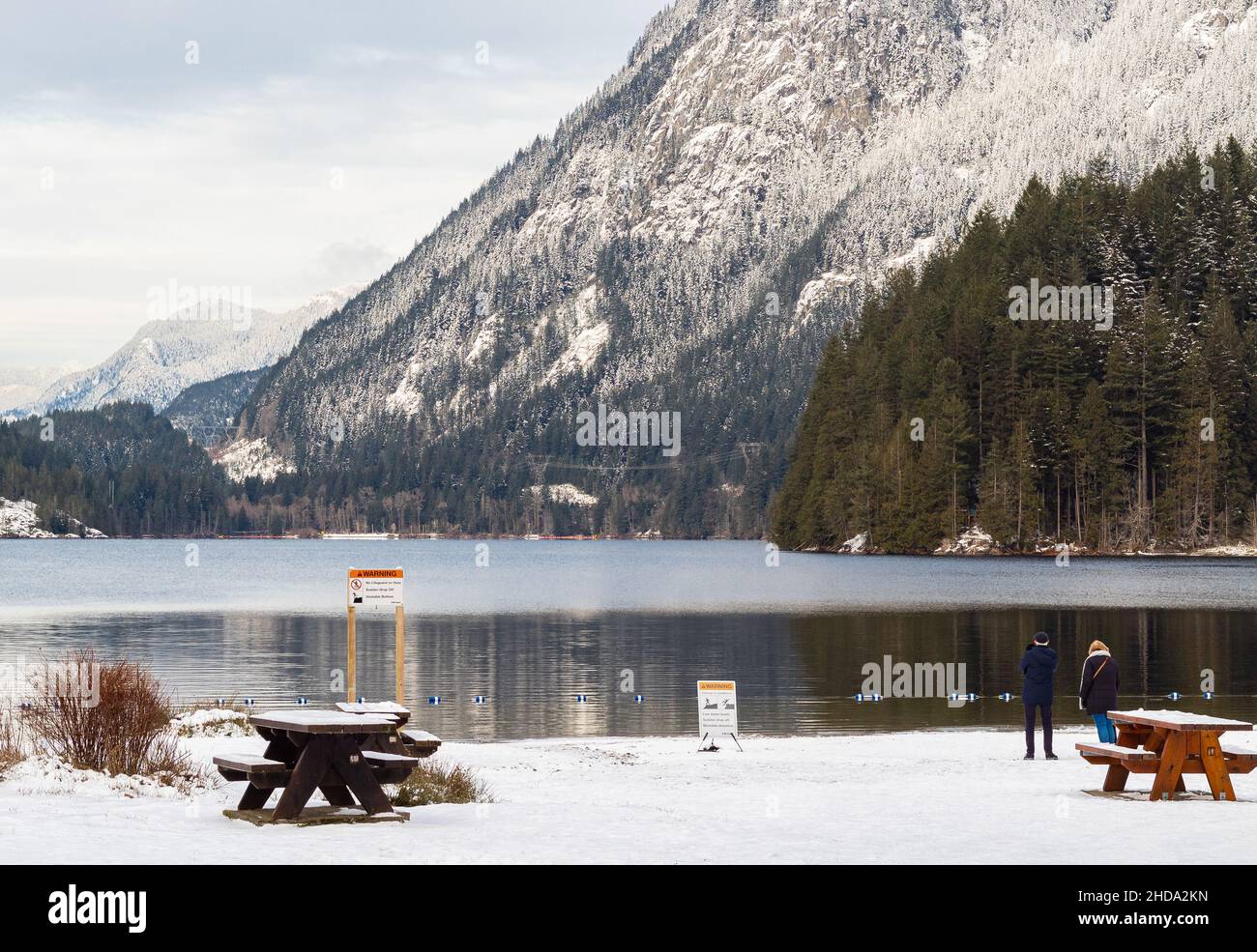 Scenario di alta montagna con lago e alta vetta in un parco. Splendidi paesaggi naturali al mattino a BC, Canada. Foto di viaggio, nessuno, spazio copia Foto Stock