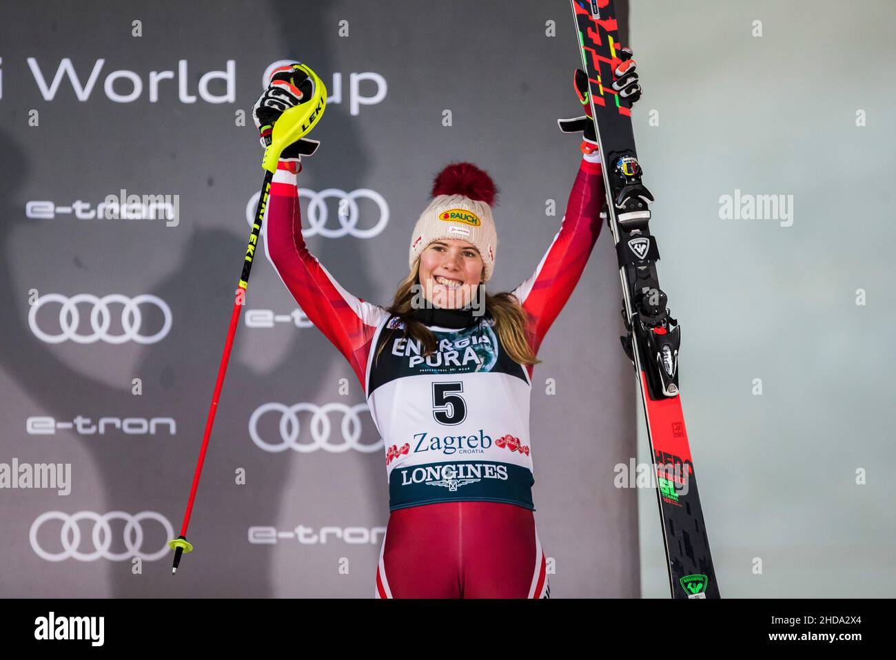 Zagabria, Croazia, 4th gennaio 2022. Katharina Liensberger d'Austria festeggia il terzo posto durante la Coppa del mondo di sci Audi FIS Snow Queen Trophy - Smalom femminile a Zagabria. Gennaio 04, 2022. Credit: Nikola Krstic/Alamy Foto Stock