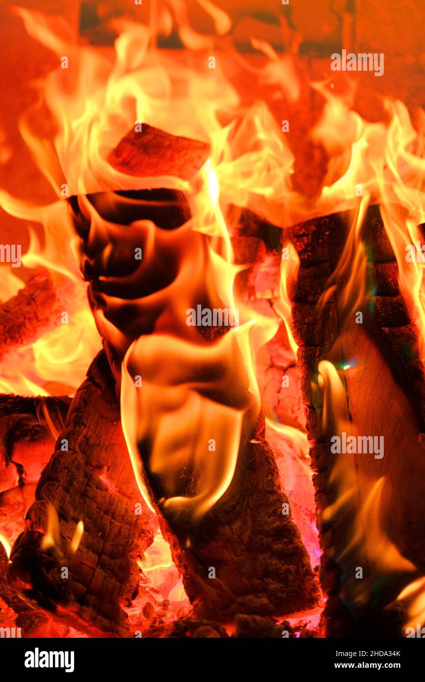 Fuoco e fiamme Sparks e fiamme primo piano. Camino con tronchi e fiamme. Foto Stock