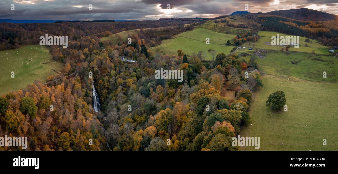 I colori autunnali sono davvero forti ora nella glen, e le cascate stanno fluendo bene dopo gli ultimi giorni anche il tempo bagnato! Foto Stock