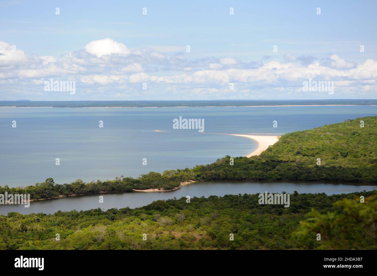 Vista della laguna di Piranha e del fiume Tapajós da sopra la collina della piraoca nella città di Alter do Chão, nello stato di Pará, Brasile. Foto Stock