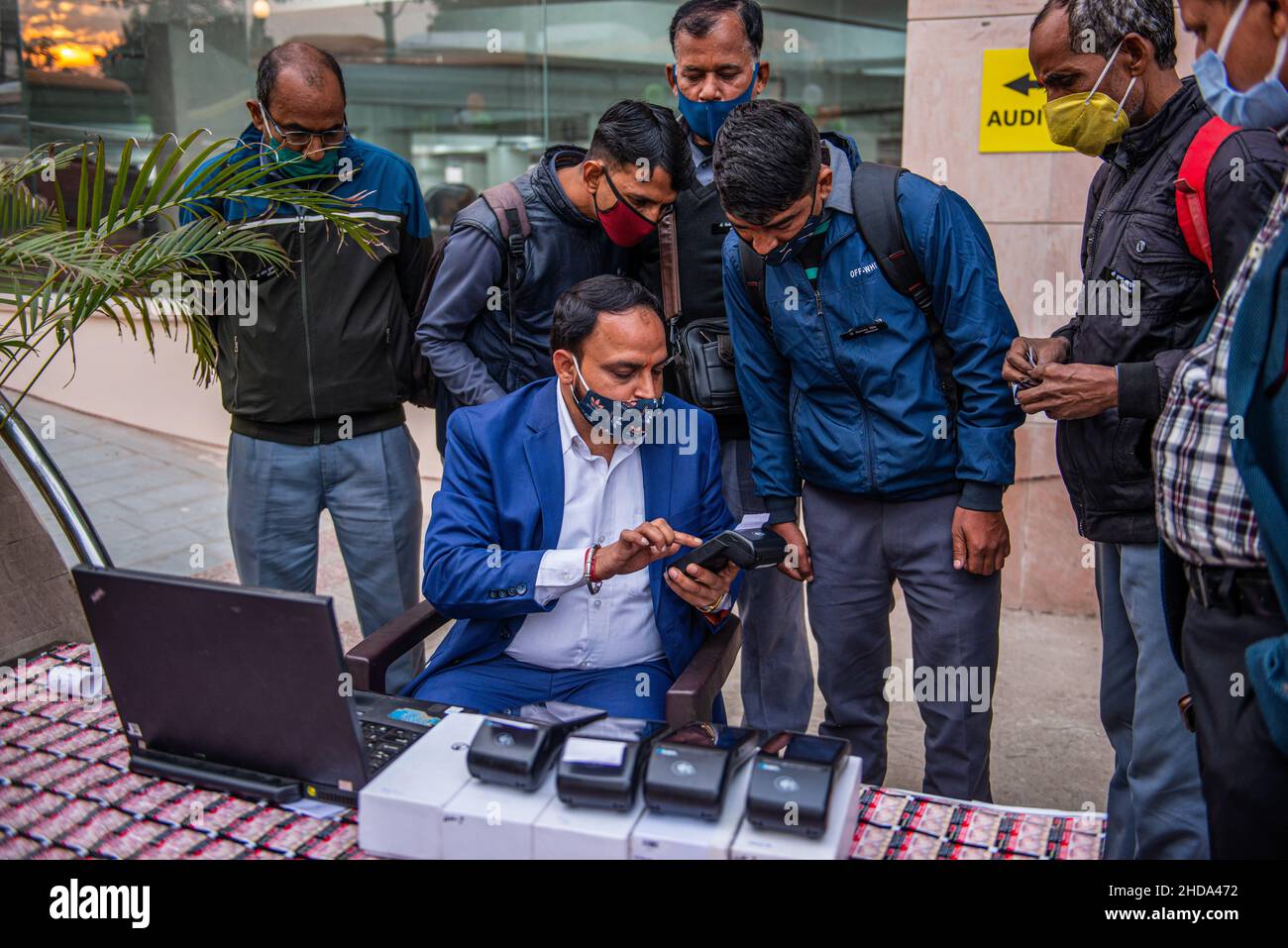 Ghaziabad, India. 04th Jan 2022. Technician mostra ai lavoratori come utilizzare la biglietteria sul bus EV durante la cerimonia di lancio del bus elettrico Operation.Ghaziabad città ottenere il suo primo set di autobus elettrici oggi. Secondo i funzionari del governo, il 5 2022 gennaio verrà lanciato in città il primo lotto di 15 autobus elettrici con aria condizionata (AC) a piano basso. (Foto di Pradeep Gaur/SOPA Images/Sipa USA) Credit: Sipa USA/Alamy Live News Foto Stock