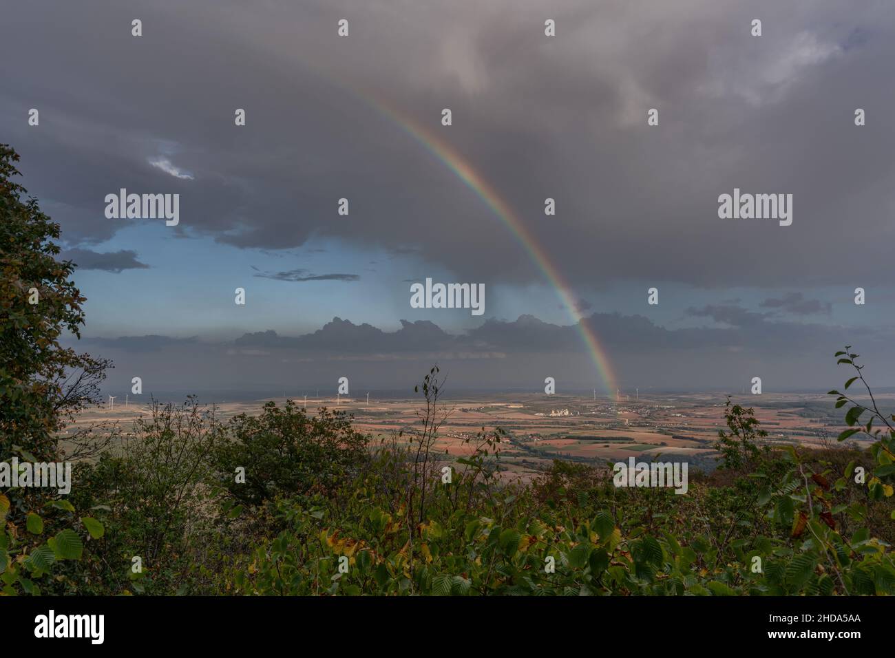 Arcobaleno sulla pianura del Reno visto da Donnersberg Renania-Palatinato Foto Stock