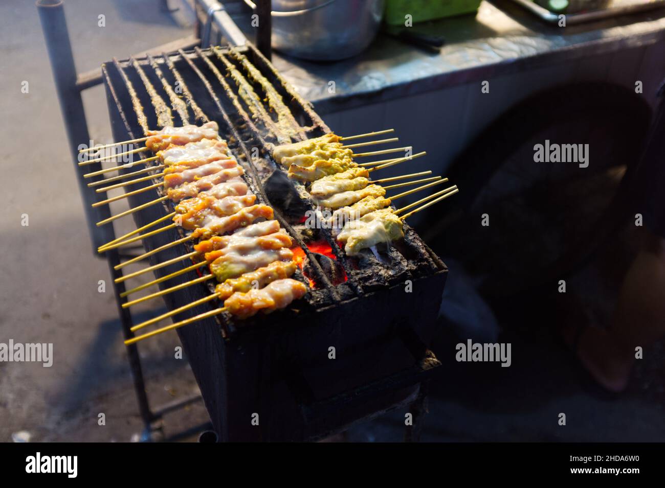 CIBO THAILANDESE, Satay di maiale in stufa. Foto Stock