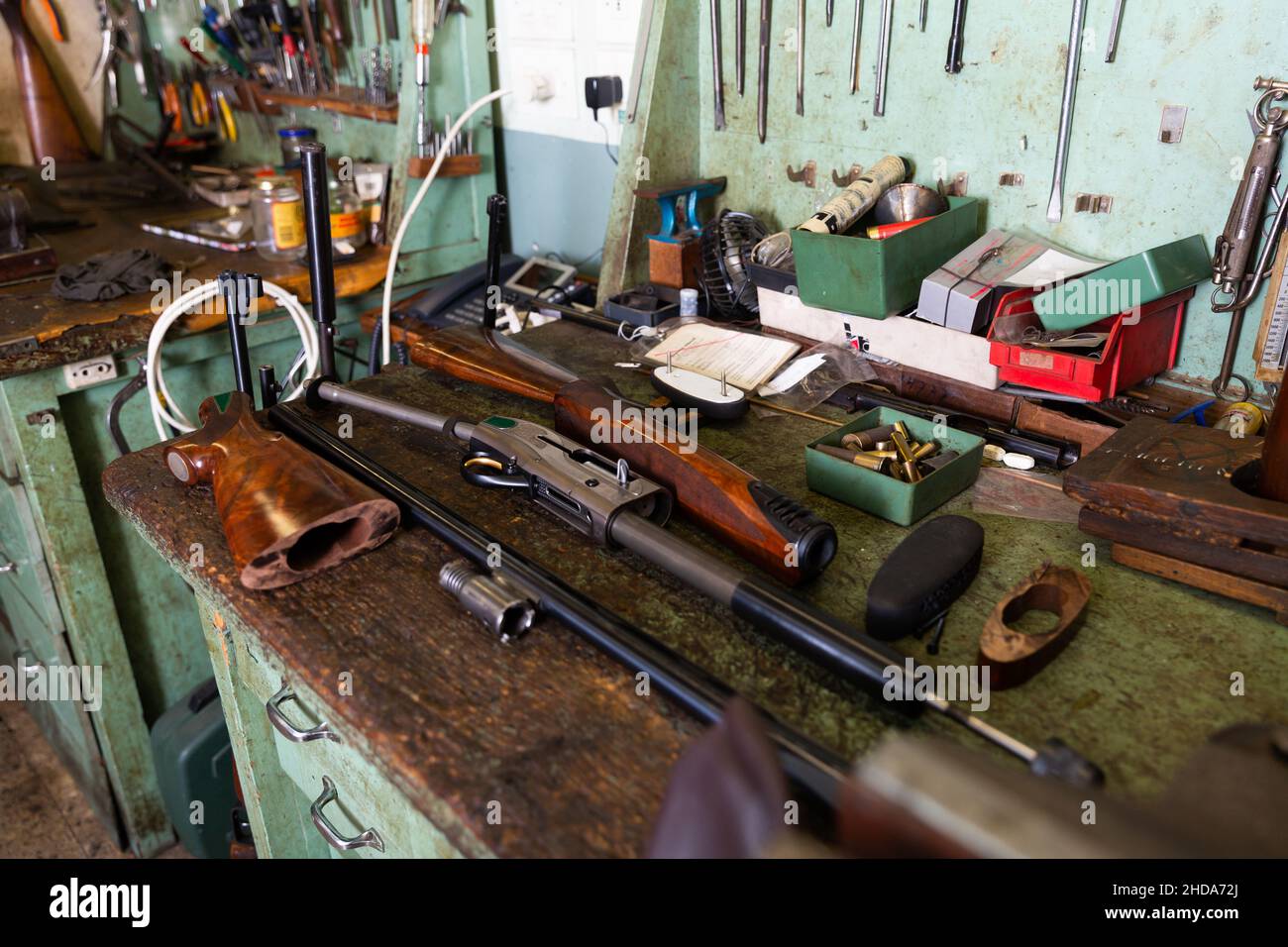 Fucile automatico smontato sul tavolo dell'officina armi Foto Stock