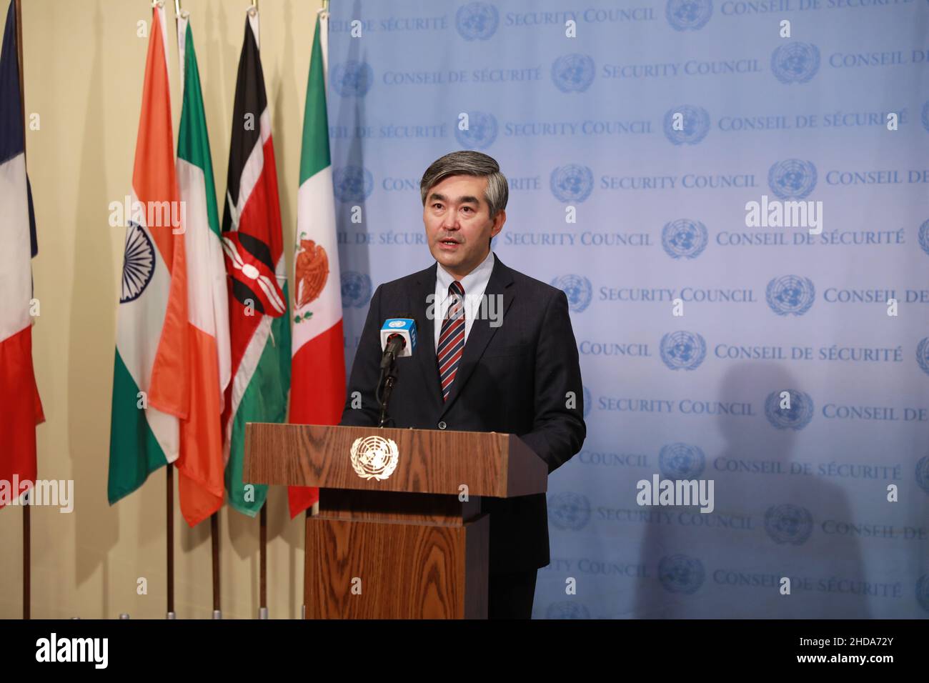 Nazioni Unite. 4th Jan 2022. L'ambasciatore kazaco dell'ONU Magzhan Ilyassov presiede una cerimonia di installazione della bandiera presso la sede dell'ONU a New York, 4 gennaio 2022. Albania, Brasile, Gabon, Ghana ed Emirati Arabi Uniti (UAE) hanno iniziato martedì ad assumersi le responsabilità di membri non permanenti del Consiglio di sicurezza. Credit: Xie e/Xinhua/Alamy Live News Foto Stock