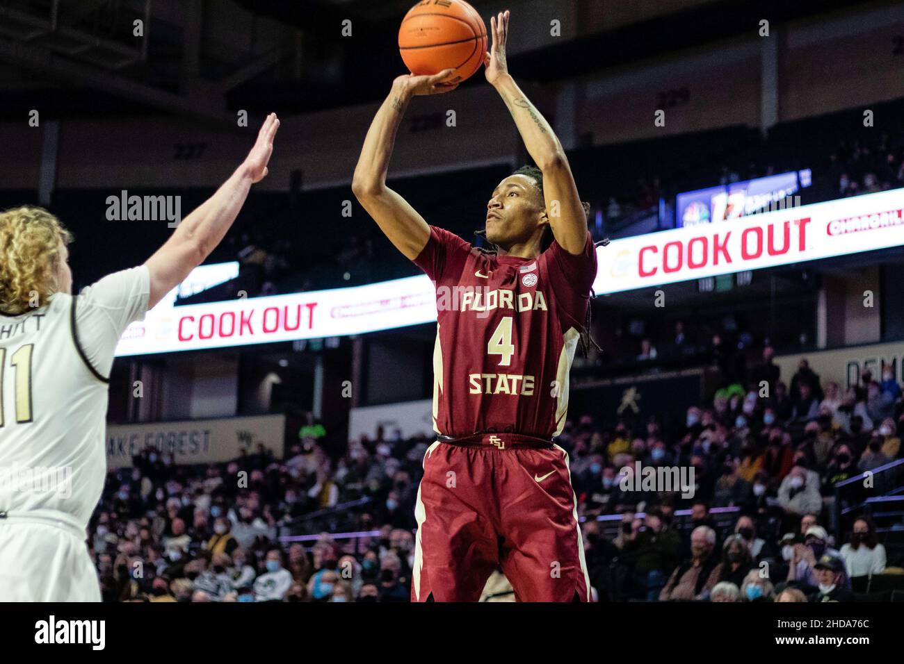 Winston-Salem, NC, Stati Uniti. 4th Jan 2022. Florida state Seminoles Guard Caleb Mills (4) spara tre dall'angolo contro la Wake Forest Demon Deacons durante la seconda metà del matchup di pallacanestro ACC al LJVM Coliseum a Winston-Salem, NC. (Scott Kinser/Cal Sport Media). Credit: csm/Alamy Live News Foto Stock