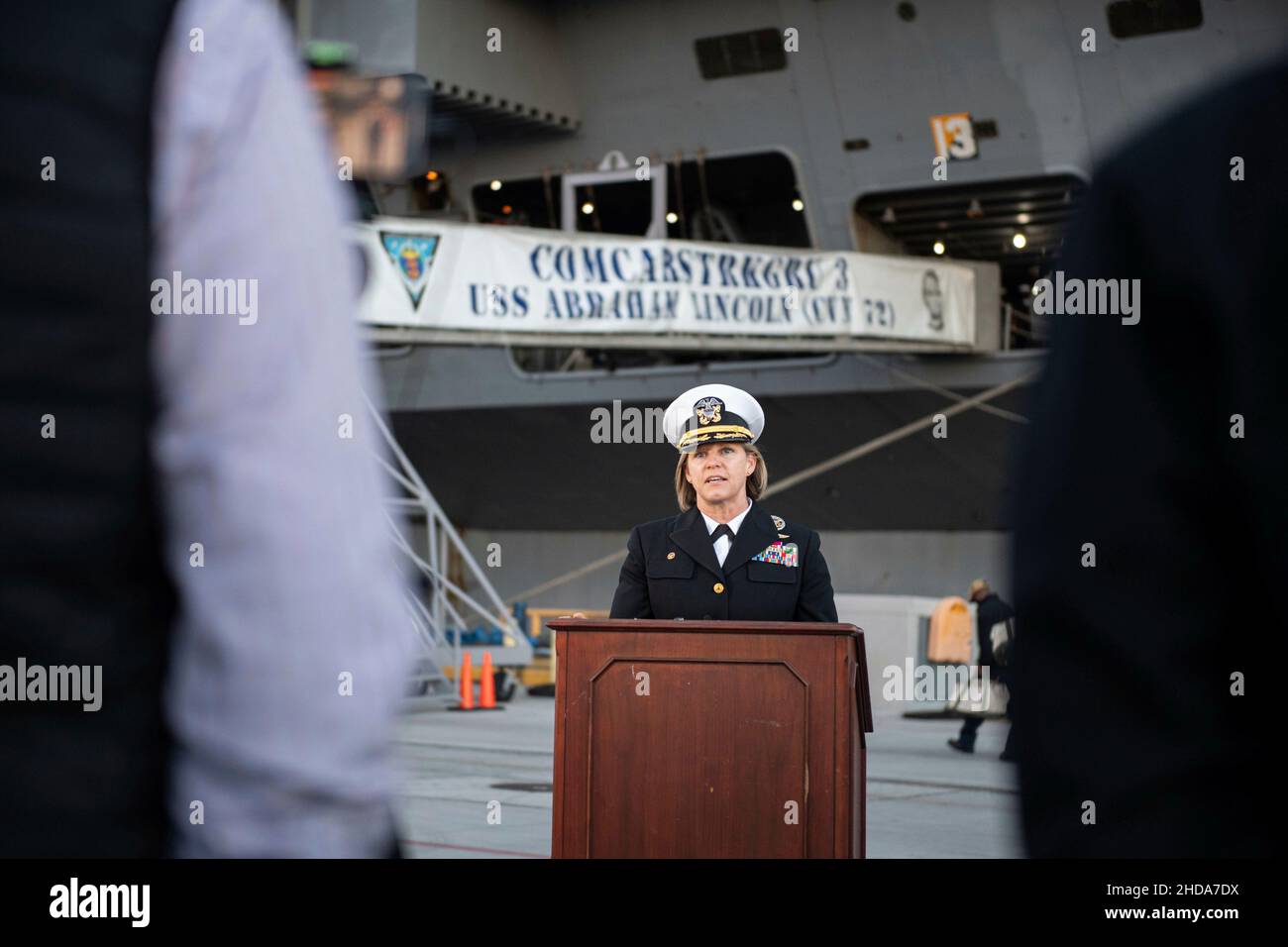 Il capitano Amy Bauernschmidt, comandante della portaerei di classe Nimitz USS Abraham Lincoln (CVN 72), parla con i media locali durante una conferenza stampa prima che la nave si avvii per un dispiegamento regolarmente programmato a San Diego, California, lunedì 3 gennaio 2022. Il gruppo Abraham Lincoln Carrier Strike Group è composto da Carrier Strike Group 3, USS Abraham Lincoln (CVN 72), Carrier Air Wing (CVW) 9, Destroyer Squadron 21, The Ticonderoga-class guided-missile Cruiser USS Mobile Bay (CG 53) e Arleigh Burke-class Guided-missile Destroyer USS Fitzgerald (DDG 62), DUSS Gridley Foto Stock