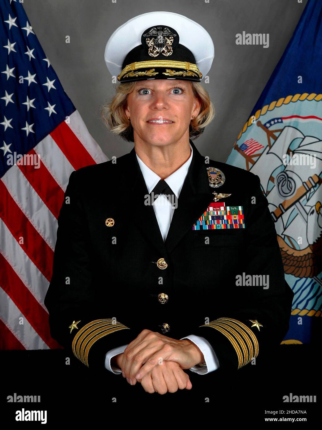 Amy N Bauernschmidt, capitano della Marina degli Stati Uniti Amy N Bauernschmidt, laureato nel maggio 1994 presso la United States Naval Academy, è la prima donna a fungere da dirigente e poi da comandante di un vettore aereo della Marina degli Stati Uniti. Il capitano Bauernschmidt assunse il comando della USS Abraham Lincoln (CVN-72) il 19 agosto 2021. Lunedì 3 gennaio 2022, la USS Abraham Lincoln partì da San Diego con un dispiegamento regolarmente programmato per la prima volta sotto la direzione del Capitano Bauernschmidts. Credito: US Navy via CNP Foto Stock