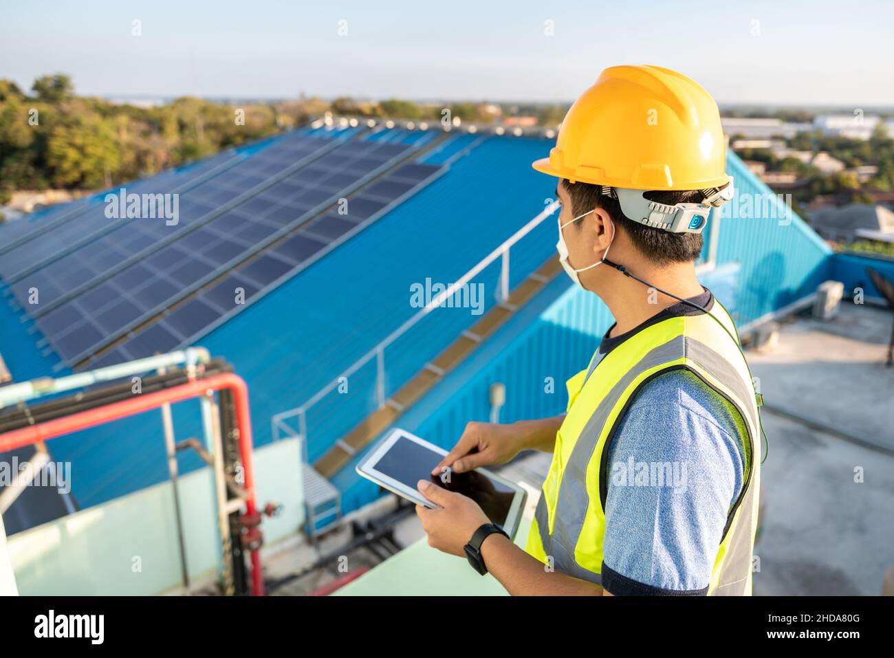 I tecnici utilizzano la tecnologia tablet per controllare il funzionamento del sistema energia solare sul tetto, modulo fotovoltaico idea per la produzione di energia pulita. sol Foto Stock