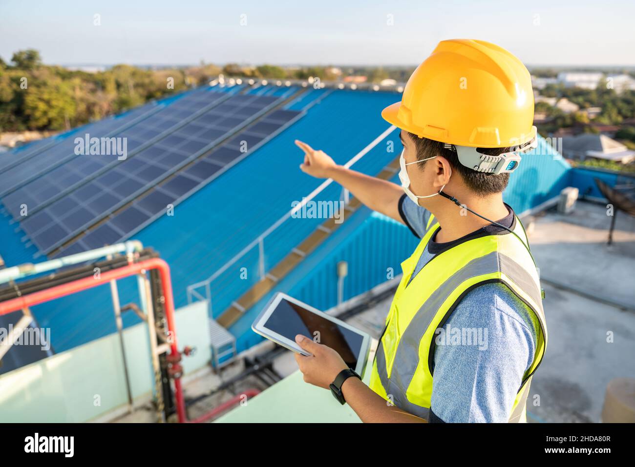 Un ingegnere che controlla il funzionamento del sistema energia solare sul tetto, modulo fotovoltaico idea per la produzione di energia pulita. Pannello solare sul tetto. Foto Stock