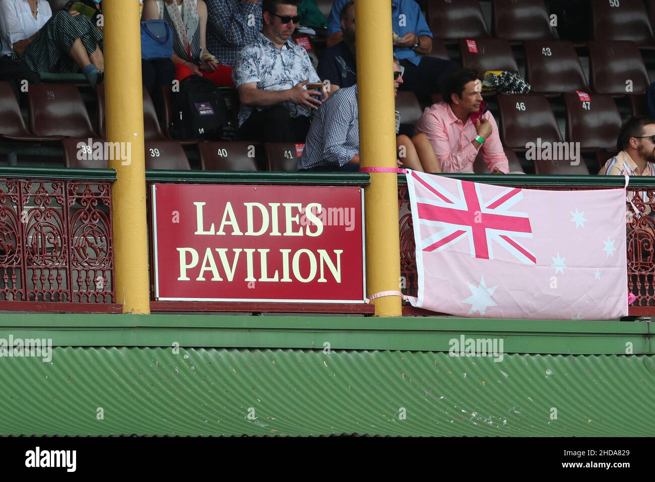 Sydney, Australia; Sydney, nuovo Galles del Sud, 5th gennaio 2022; Sydney Cricket Ground, Sydney, nuovo Galles del Sud, Australia; International Test Cricket, Ceneri quarto giorno di prova uno, Australia contro Inghilterra; i membri del padiglione delle Signore mostrano il loro supporto per l'Australia Credit: Action Plus Sports Images/Alamy Live News Credit: Action Plus Sports Images/Alamy Live News Foto Stock