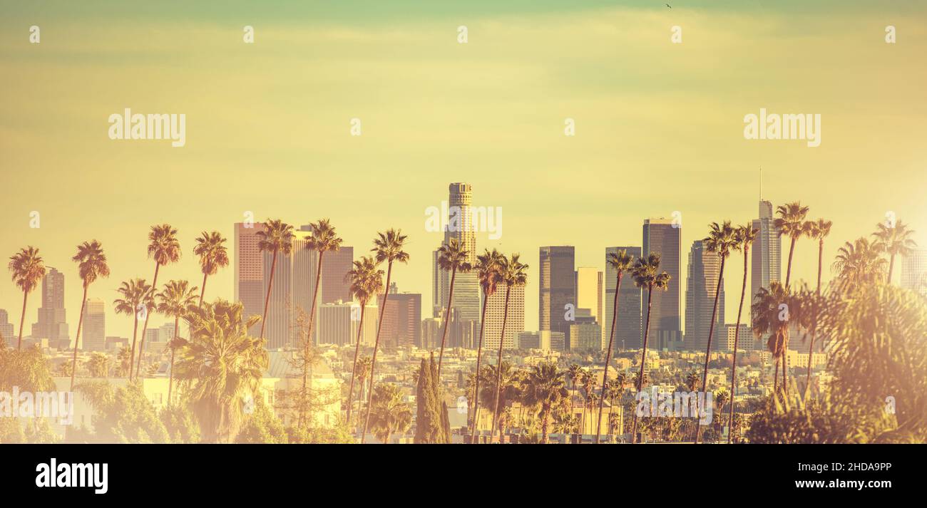 Los Angeles si trova in un bacino della California meridionale, adiacente all'Oceano Pacifico. Downtown Towers e le Palme. Caldo Sunset Color Grading e Panora Foto Stock