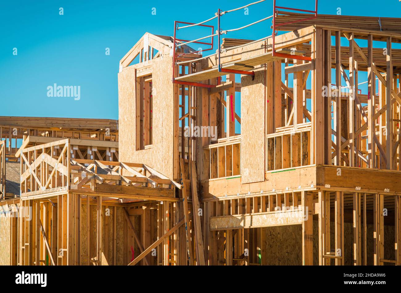 Costruzione di nuove case americane. Telaio in legno a scheletro. Legno Framing. Sviluppo della casa. Foto Stock