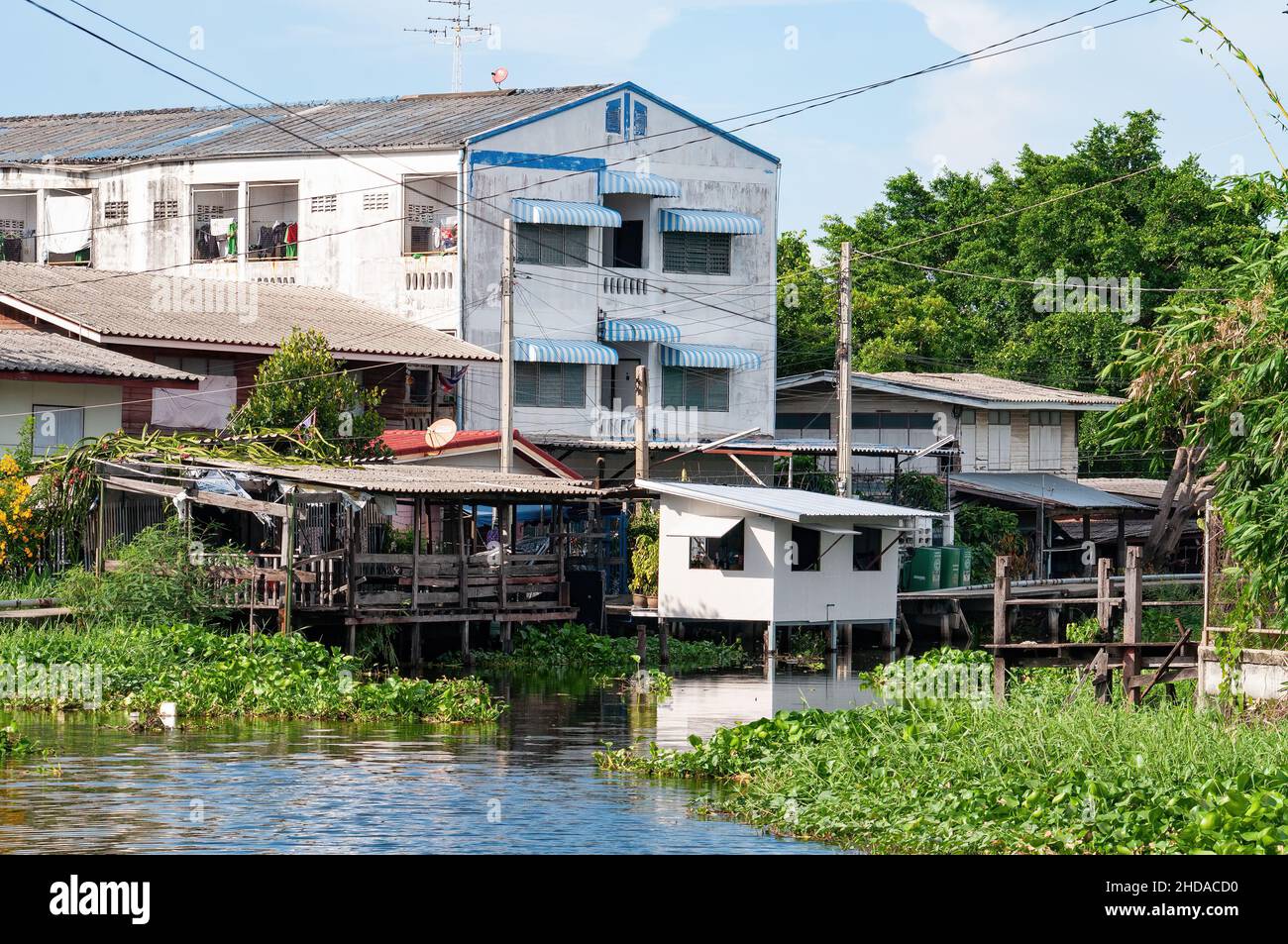 Alloggio per lavoratori industriali lungo un canale a Bangsaothong, Samut Prakan provincia della Thailandia. L'edificio è tipico per l'alloggio o Foto Stock