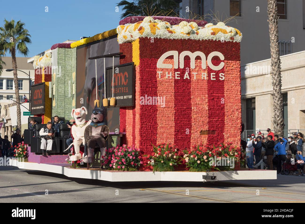 Gli AMC Theaters galleggiano durante la Rose Parade del 2022 a Pasadena. Foto Stock