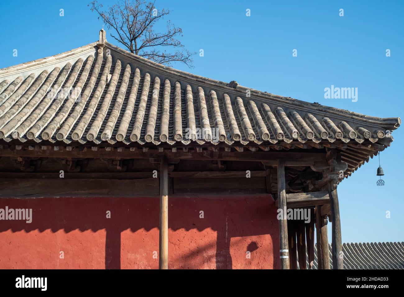 La sala principale del Tempio Lingyue che si trova nella città di Zhaitang, quartiere Mentougou, Pechino. Foto Stock