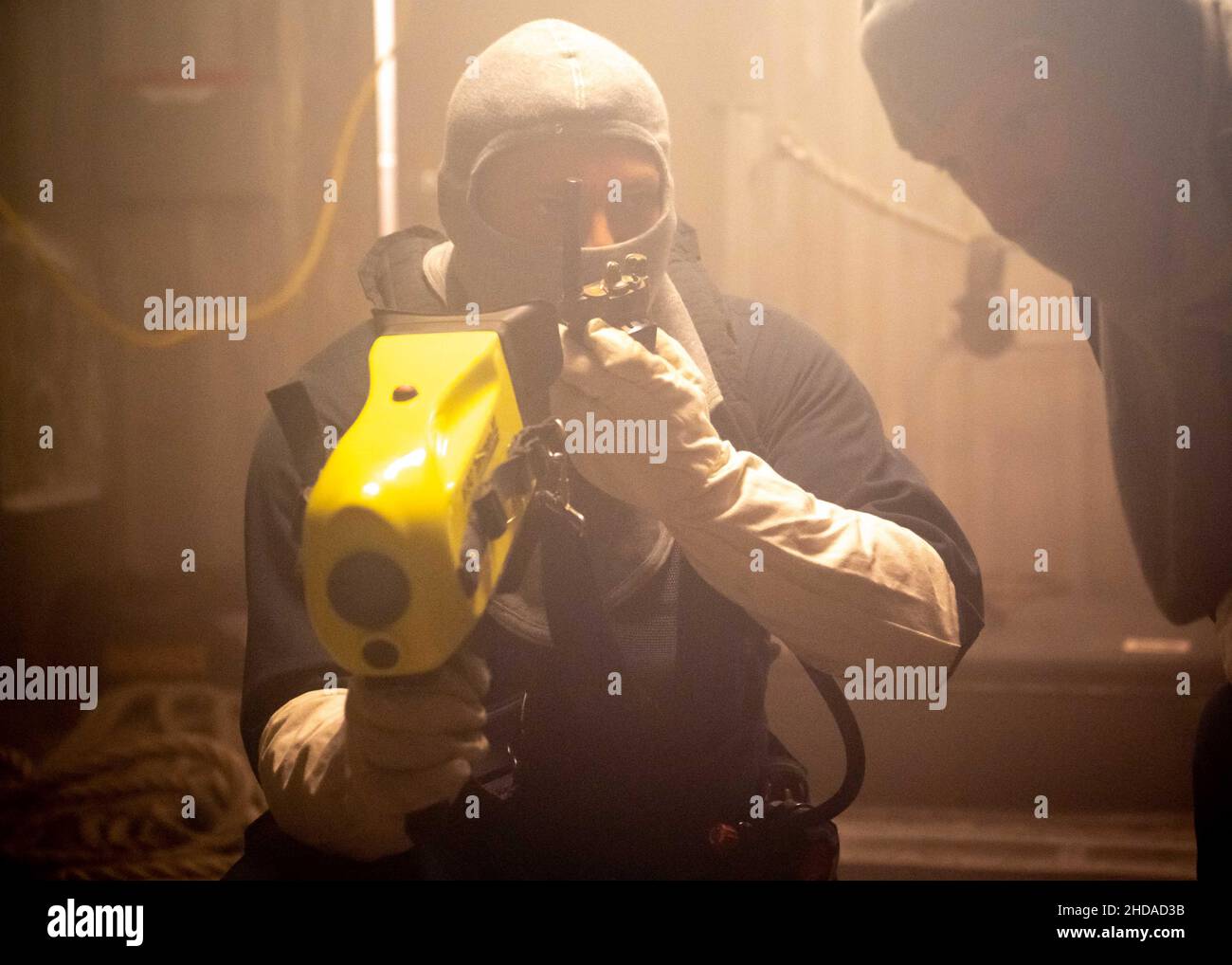 211229-N-PH222-1177 MAR DELLE FILIPPINE (DIC. 29, 2021) Mineman 2nd Classe Alan Molina, da Summit, Illinois, comunica un aggiornamento dello stato durante un esercizio simulato di estinzione a bordo di una nave da combattimento litoranea variante Indipendenza USS Charleston (LCS 18). Charleston, parte di Destroyer Squadron (DESRON) 7, è in fase di implementazione rotazionale nell'area operativa della flotta USA 7th per migliorare l'interoperabilità con i partner e fungere da forza di risposta pronta a supporto di una regione indopacifica libera e aperta. (STATI UNITI Foto Navy di Mass Communication Specialist 2nd Classe Ryan M. Breeden) Foto Stock