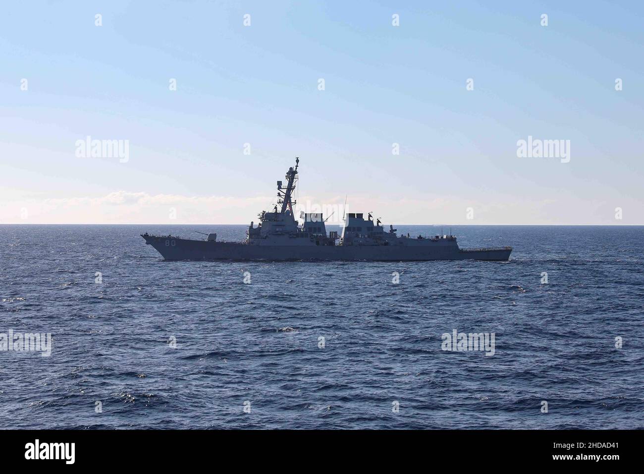 MAR MEDITERRANEO (Gen. 2, 2022) il cacciatorpediniere missilistico guidato di classe Arleigh Burke USS Roosevelt (DDG 80) partecipa ad un esercizio fotografico con il cacciatorpediniere missilistico guidato di classe Arleigh Burke USS Ross (DDG 71) nel Mar Mediterraneo, 2 gennaio 2022. Ross, schierato in avanti a Rota, Spagna, è sulla sua pattuglia 12th nell'area della Sixth Fleet degli Stati Uniti di operazioni a sostegno di alleati e partner regionali e gli interessi di sicurezza nazionale degli Stati Uniti in Europa e Africa. (STATI UNITI Foto Navy di Mass Communication Specialist 2nd Classe Claire DuBois/rilasciato) Foto Stock