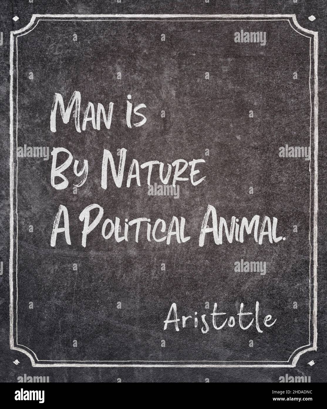 L'uomo è per natura un animale politico - antico filosofo greco Aristotele citazione scritta su lavagna incorniciata Foto Stock