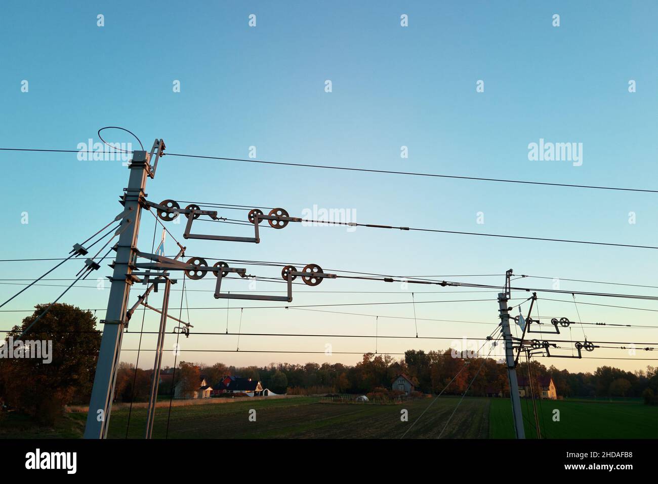 Parti della rete ferroviaria di contatto. Linea ferroviaria ad alta tensione Foto Stock