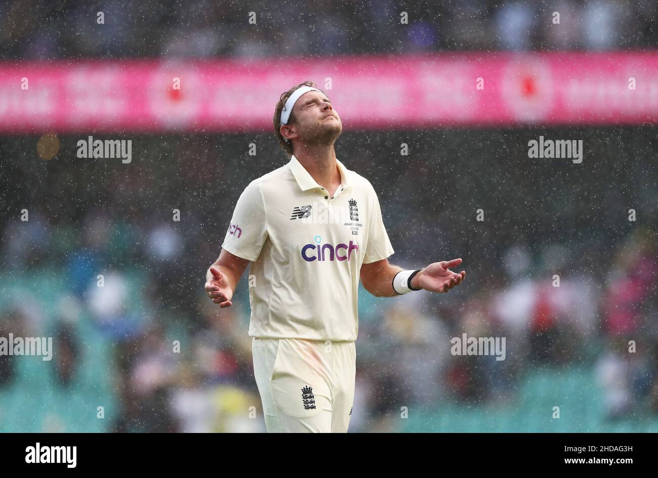 L'Inghilterra Stuart Broad cammina sotto la pioggia al termine del gioco durante il giorno uno del quarto test delle ceneri al Sydney Cricket Ground, Sydney. Data foto: Mercoledì 5 gennaio 2022. Foto Stock