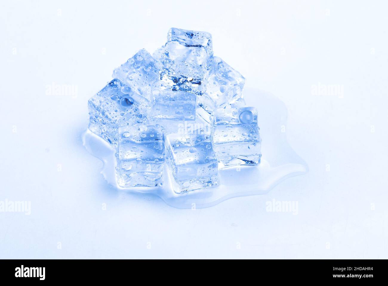 Cubetti di cristallo di ghiaccio, spazio per testo o design. Foto Stock