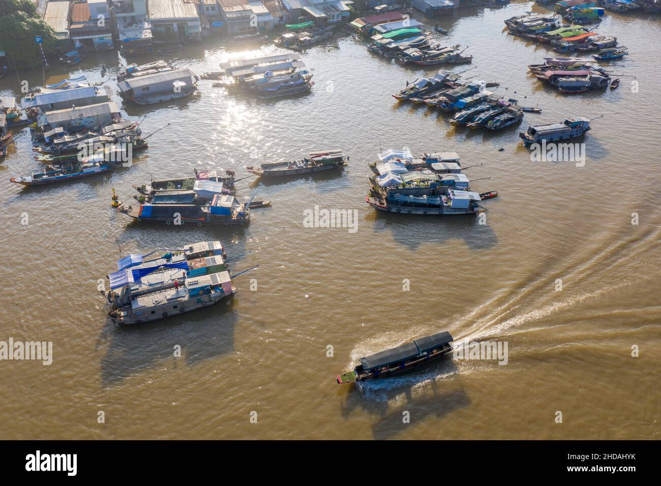 Il mercato galleggiante Cai Rang è vuoto di turisti e venditori e acquirenti sono ridotti in modo significativo durante la pandemia del covid-19 Foto Stock
