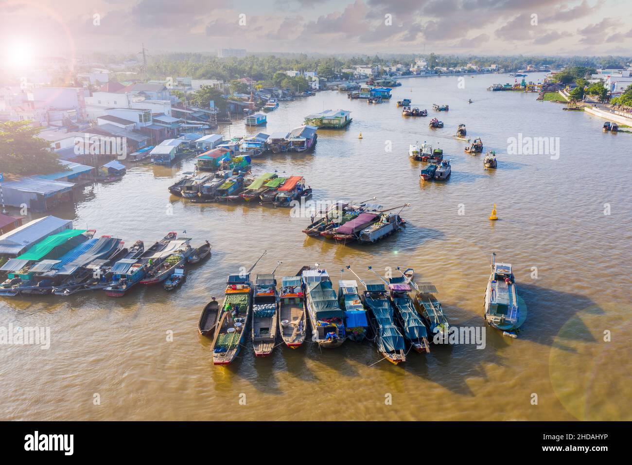 Il mercato galleggiante Cai Rang è vuoto di turisti e venditori e acquirenti sono ridotti in modo significativo durante la pandemia del covid-19 Foto Stock