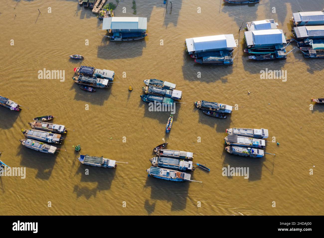 Il mercato galleggiante Cai Rang è vuoto di turisti e venditori e acquirenti sono ridotti in modo significativo durante la pandemia del covid-19 Foto Stock