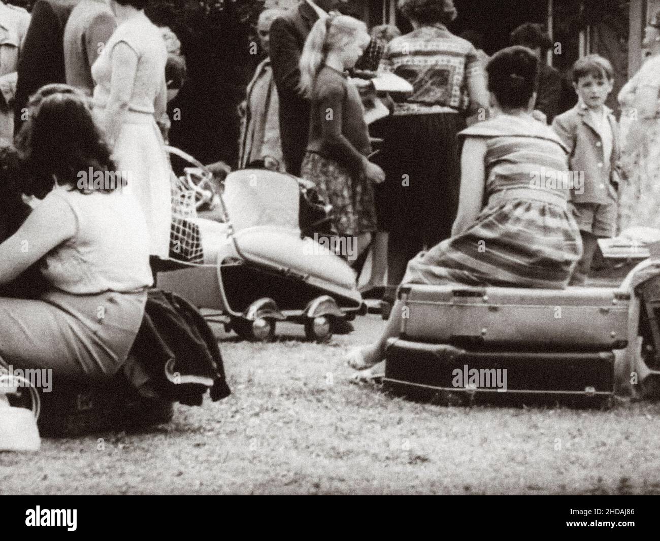 Berlino crisi del 1961. Serie di foto d'archivio raffigura il divieto di viaggio agosto 1961 tra Berlino Est e Ovest e mostra la costruzione di barricate t Foto Stock