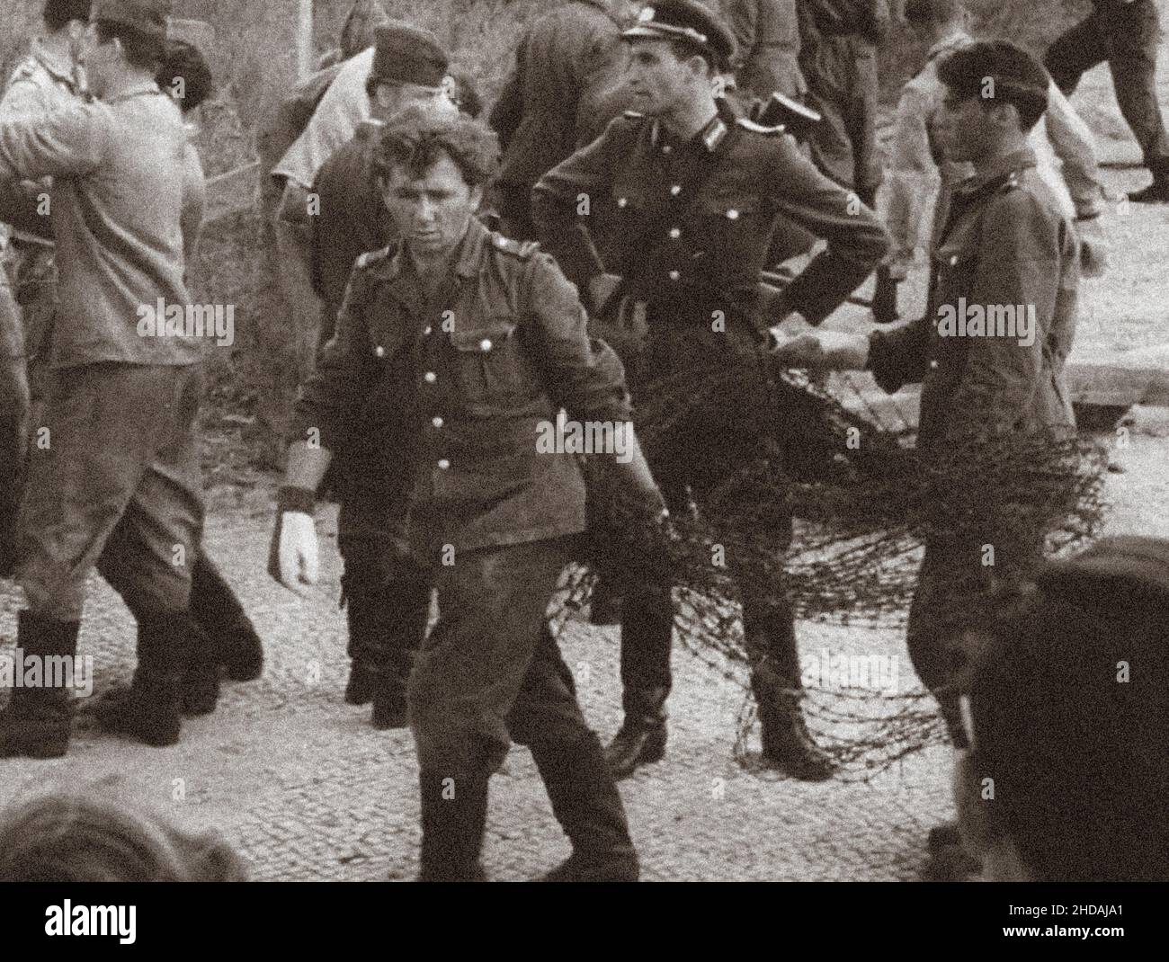 Berlino crisi del 1961. Serie di foto d'archivio raffigura il divieto di viaggio agosto 1961 tra Berlino Est e Ovest e mostra la costruzione di barricate t Foto Stock